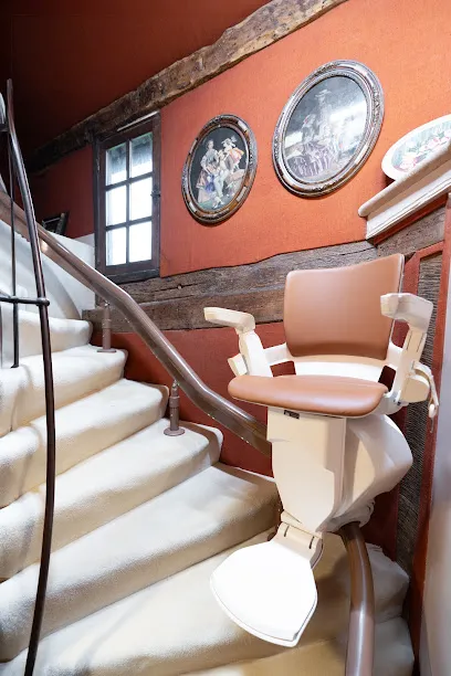 Image de Monte escalier Bretagne | Expert solutions mobiles Rennes, ascenseur privatif, PVE | AMEO